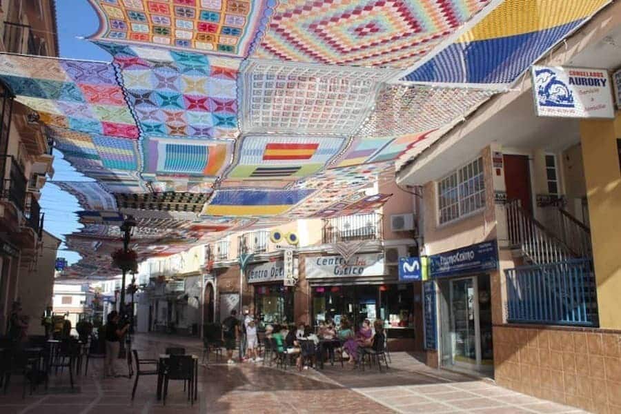 Málaga: Artesanas tejen un colorido toldo para dar sombra a los vecinos durante ola de calor en Europa