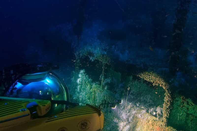 Experiencia para conocer el fondo del océano con un yate de lujo