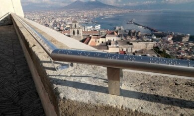 corrimano-napoli-1580727633909.jpg--castel_sant_elmo__corrimano_braille_con_panorama_di_napoli_ (1)