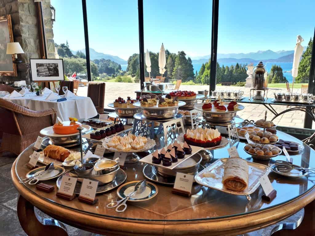 10 cosas que hacer en Bariloche sin nieve: Merienda en el Hotel Llao Llao