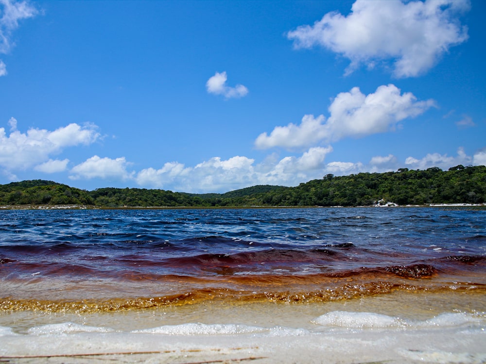 Dónde se encuentra la Laguna de Coca-Cola, el nuevo fenómeno turístico que es furor en el mundo