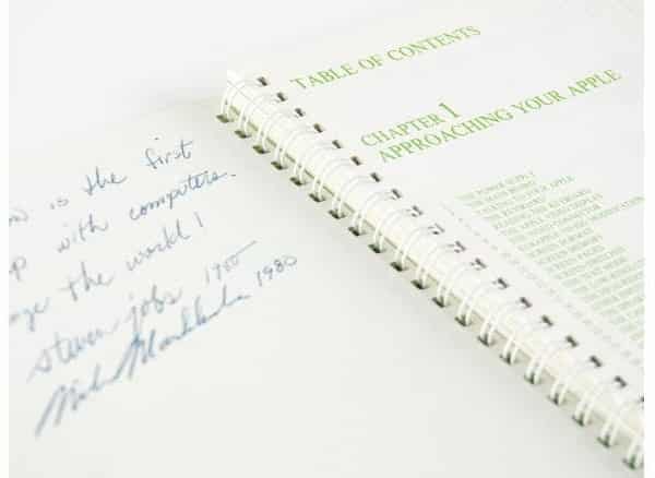 Manual de Apple II con dedicatoria y firma de Steve Jobs