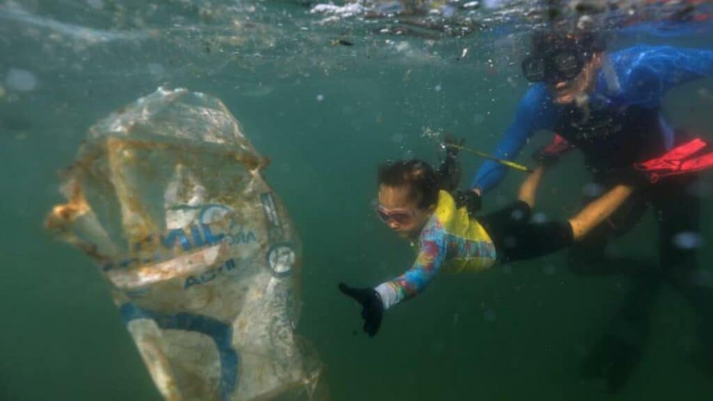 Conoce la historia de Nina Gomes: Tiene solo 4 años y ya recoge basura de las playas de Río de Janeiro junto a su padre