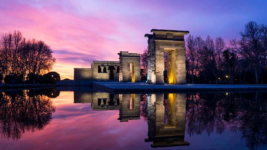 image valeria templo debod locaciones serie valeria