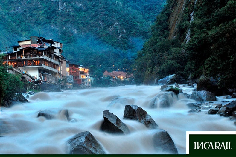 image pueblos de perú Aguas Calientes Neblina