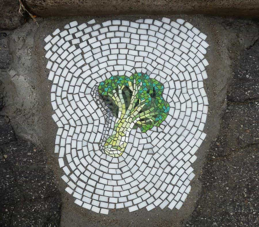 image mosaicos Artista urbano rellena huecos en pavimento aceras y paredes de su ciudad con divertidos mosaicos 1