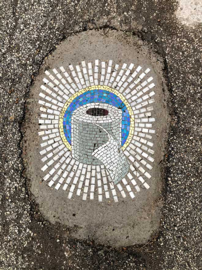 image mosaicos Artista urbano rellena huecos en pavimento aceras y paredes de su ciudad con divertidos mosaicos 10 1