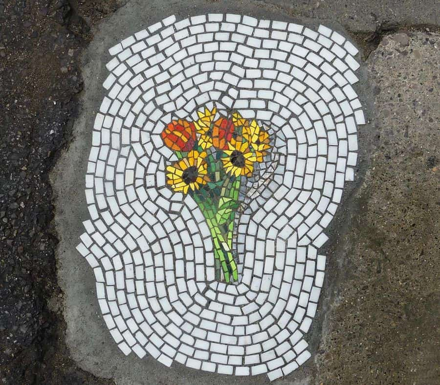 image mosaicos Artista urbano rellena huecos en pavimento aceras y paredes de su ciudad con divertidos mosaicos 2