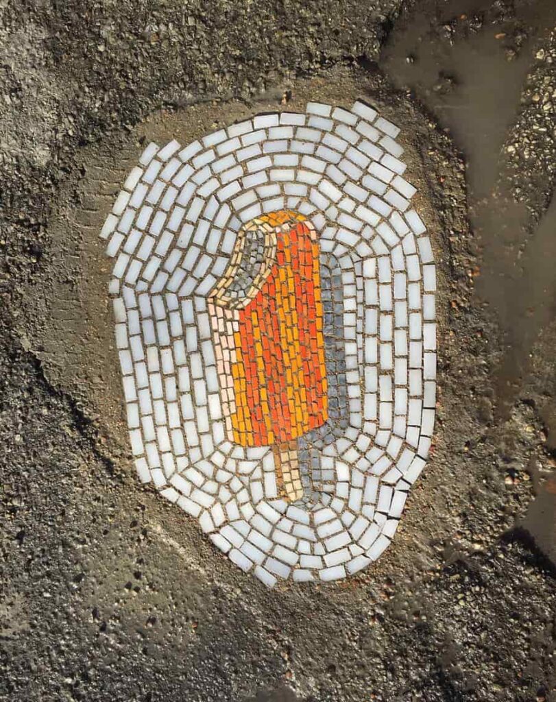 image mosaicos Artista urbano rellena huecos en pavimento aceras y paredes de su ciudad con divertidos mosaicos 3