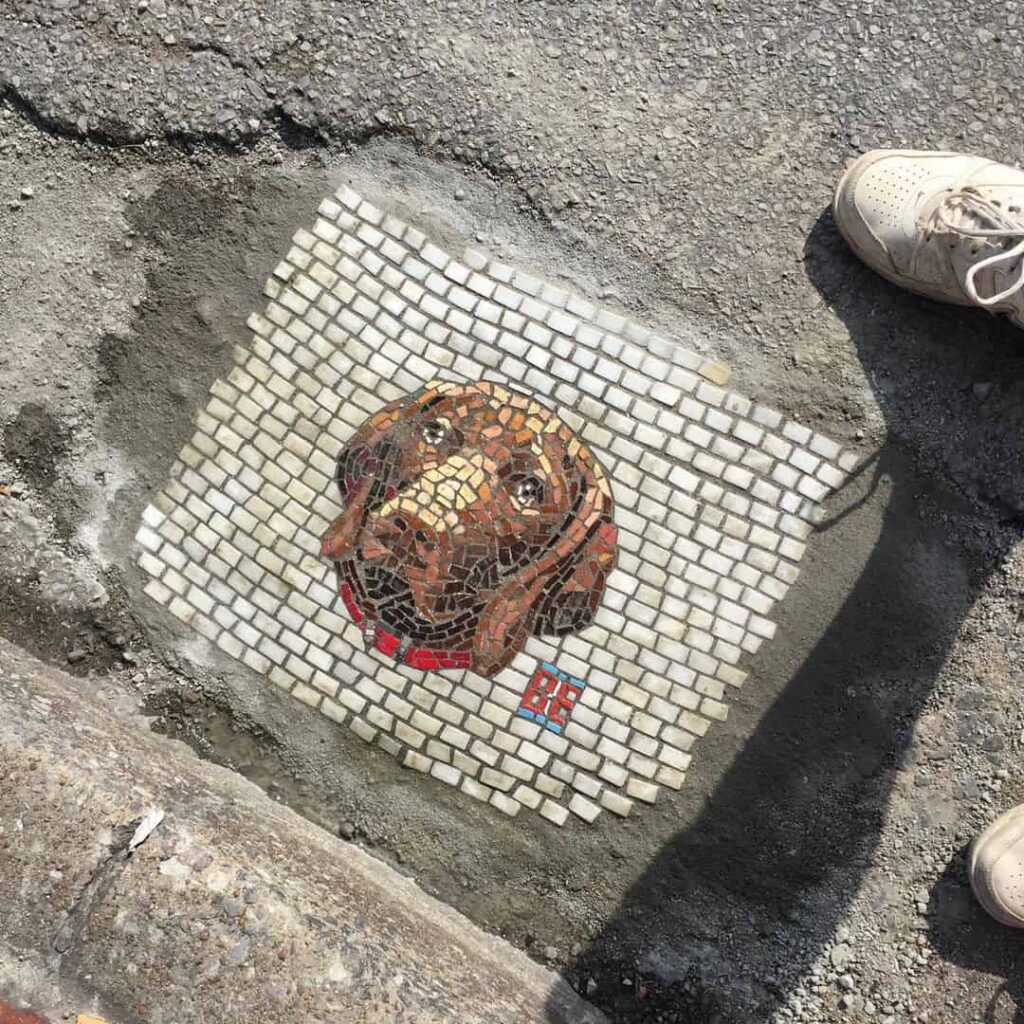 image mosaicos Artista urbano rellena huecos en pavimento aceras y paredes de su ciudad con divertidos mosaicos 4