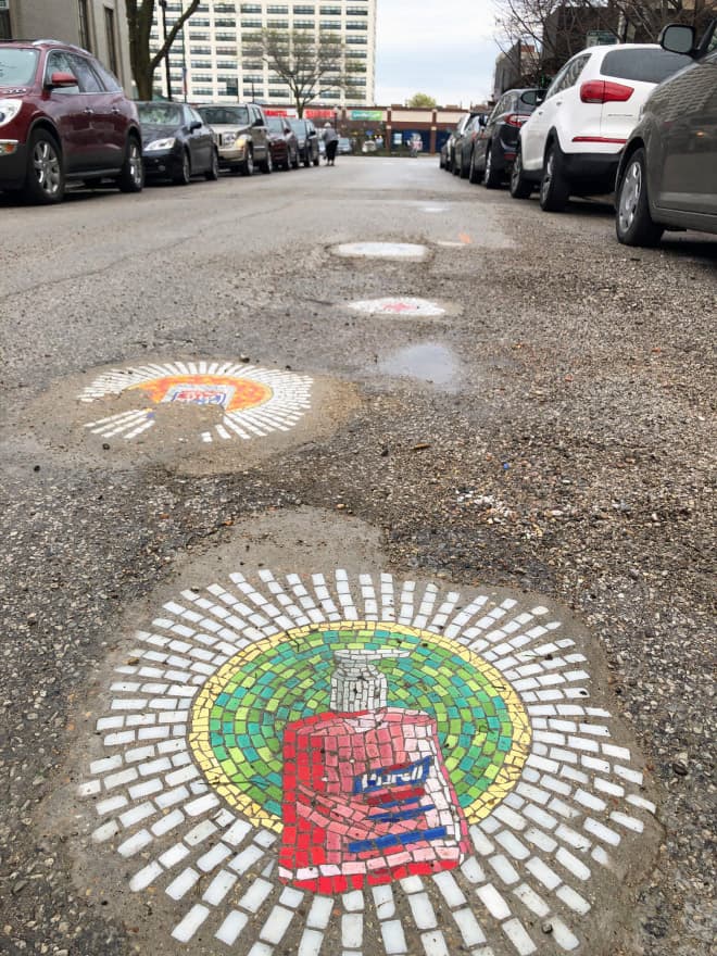 Artista urbano rellena huecos en pavimento, aceras y paredes de su ciudad con divertidos mosaicos