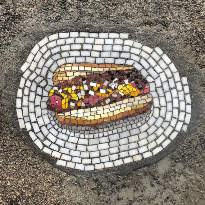 image mosaicos Artista urbano rellena huecos en pavimento aceras y paredes de su ciudad con divertidos mosaicos 9