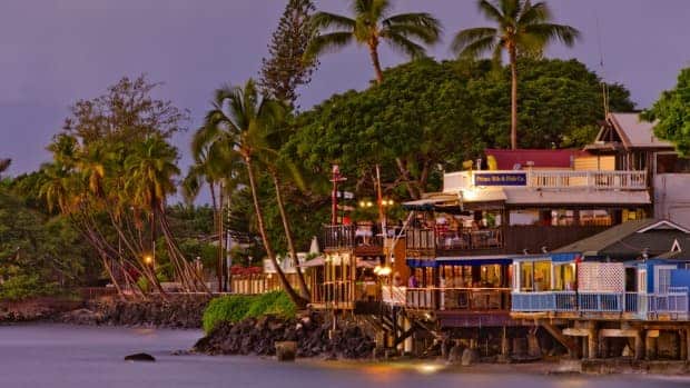 Personas que vayan a bares cerrados de Maui tendrán que presentar comprobante de vacunación