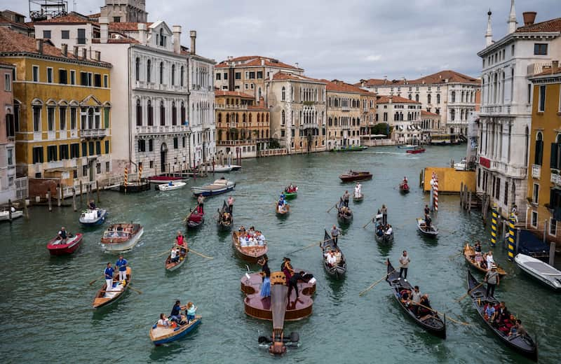 Bote con forma de violín recorre Venecia (1)