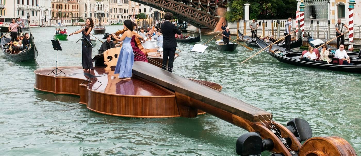 Un bote con forma de violín recorrió los canales de Venecia con un cuarteto de cuerdas a bordo