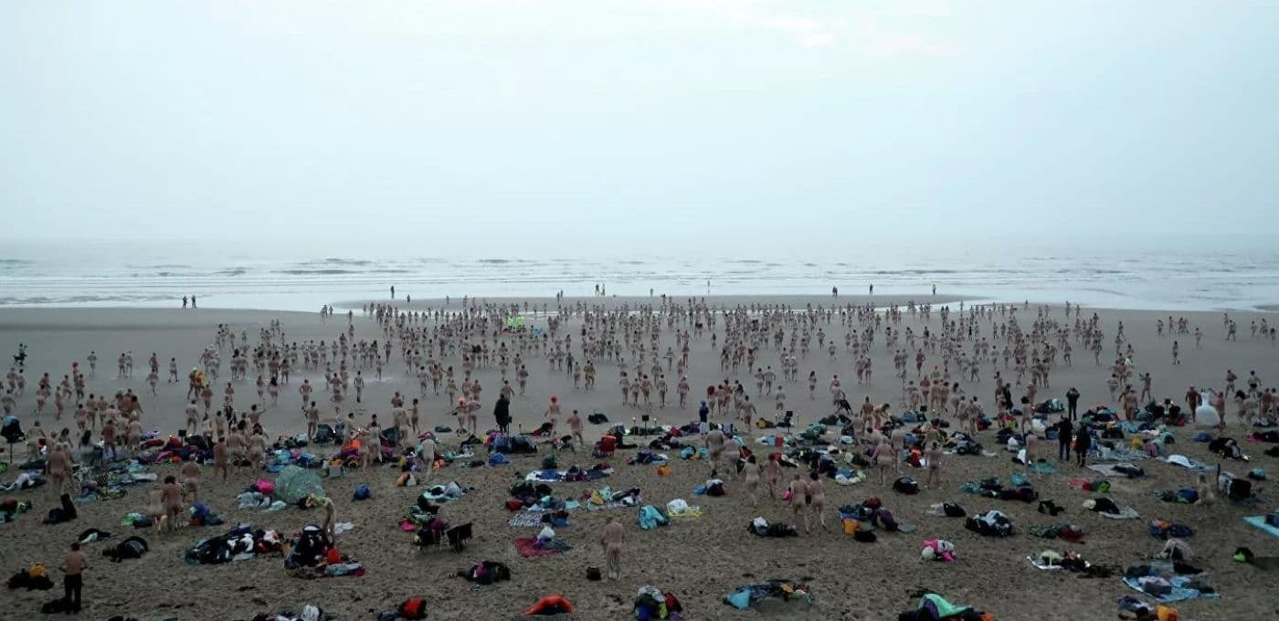 Cientos de personas nadaron desnudas en el Mar del Norte para recibir el equinoccio de otoño