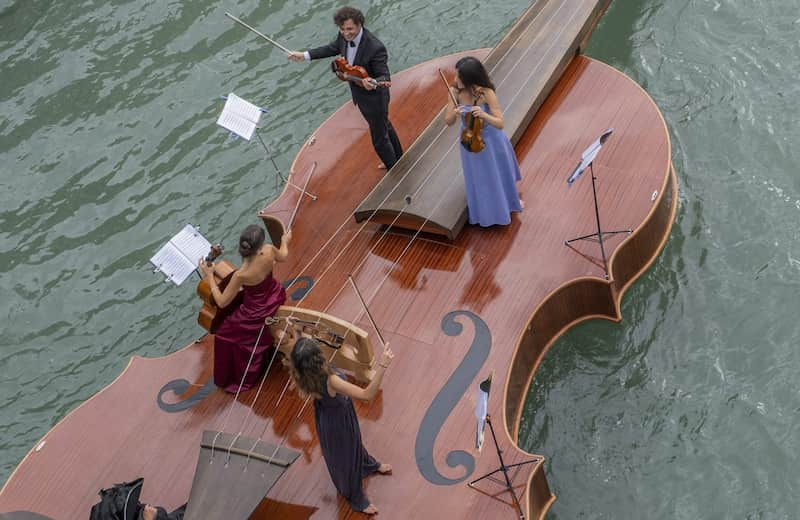 Cuarteto de cuerdas a bordo del bote con forma de violín