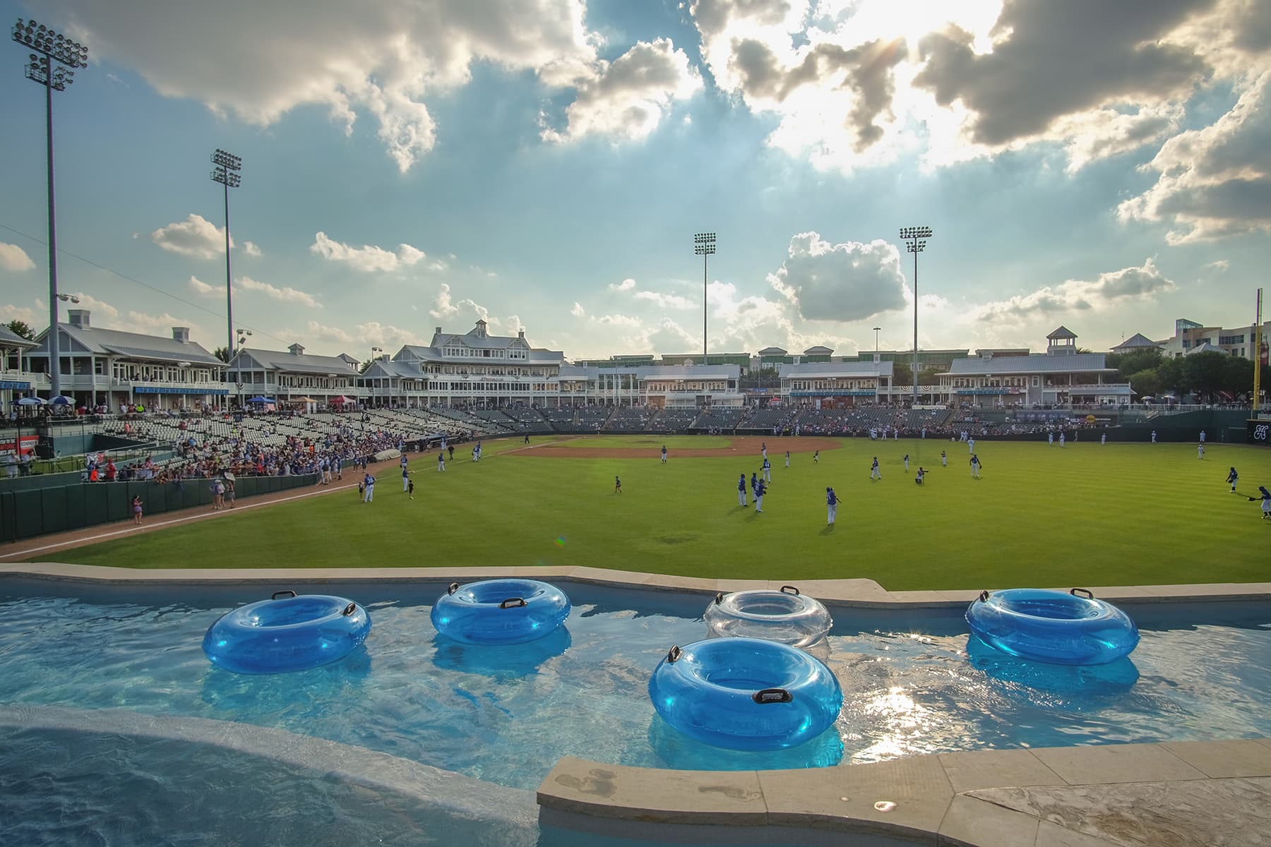 Este estadio de béisbol de Texas ofrece ver los partidos echado desde un río de más de 3,000 pies cuadrados-1