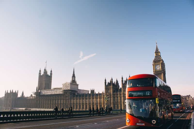 Inglaterra elimina prueba de COVID-19 para turistas vacunados