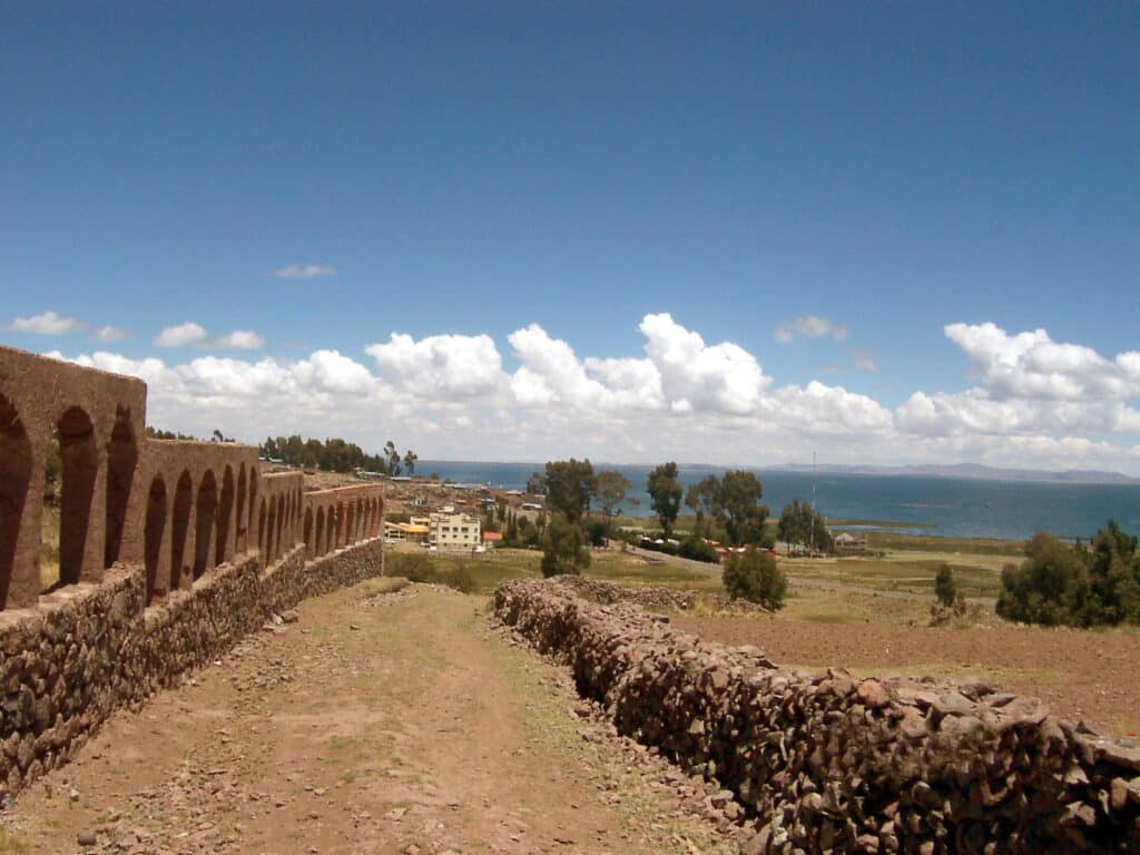 image pueblos de perú Lago Titicaca desde las alturas de Chucuito