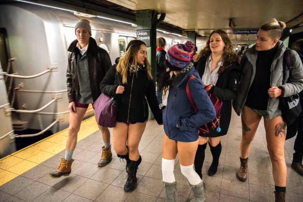 The No Pants Subway Ride, la insólita tradición en Nueva York en la que pasajeros suben al subte sin pantalones