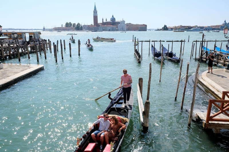 Tres personas sobre un bote, por dar un paseo, en Venecia, Italia - La ciudad toma medidas sobre el turismo masivo