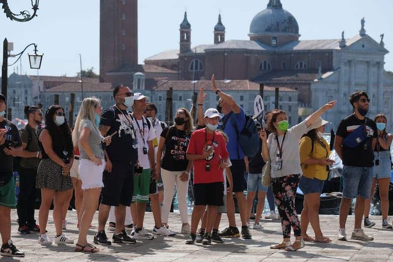 Personas haciendo turismo en Venecia, Italia