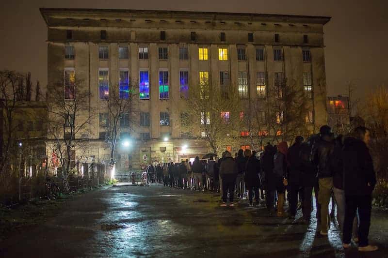 Fila de personas esperando para entrar a uno de los clubes nocturnos más populares del mundo