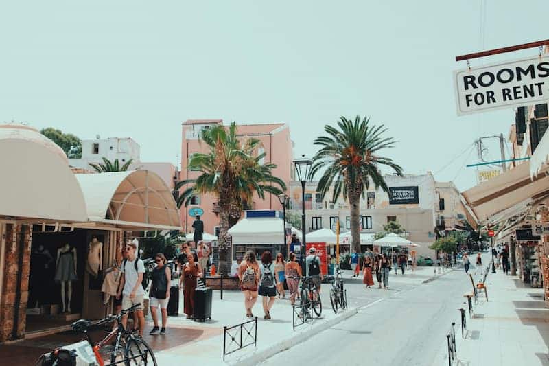 Personas caminando por la calle en Grecia