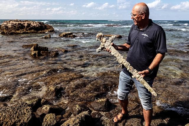 Buceador saca una espada de 900 años del fondo del mar