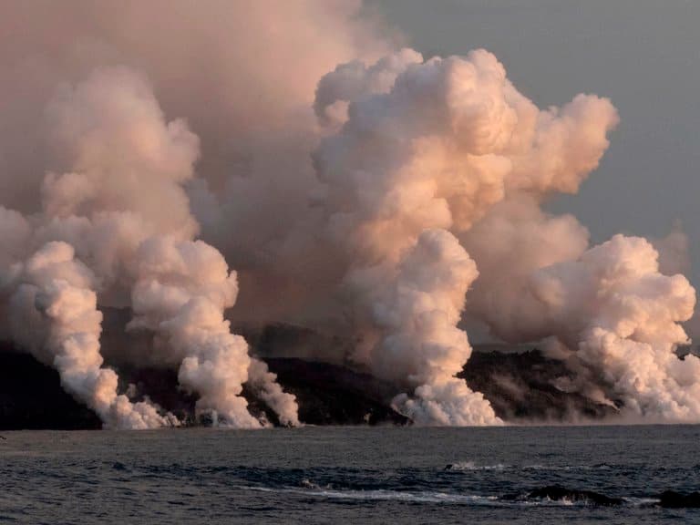 Cierran aeropuerto de La Palma por cenizas del volcán