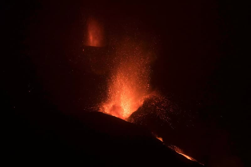 Cierran aeropuerto de La Palma por cenizas del volcán