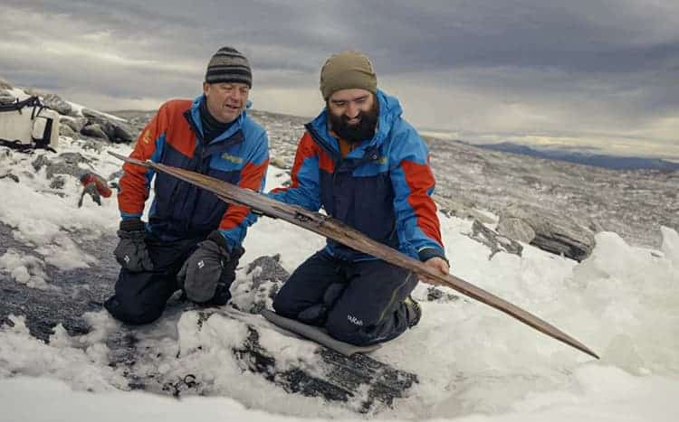 Descubren el par de esquís más antiguo del mundo en un glaciar en Noruega-1