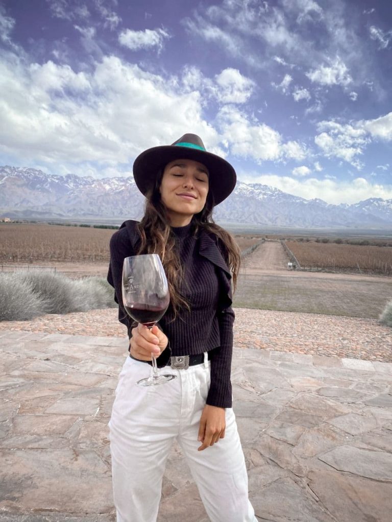 Flor de Bodegas en Mendoza: La influencer que te ayuda a bodeguear y descubrir lo mejor del mundo del vino