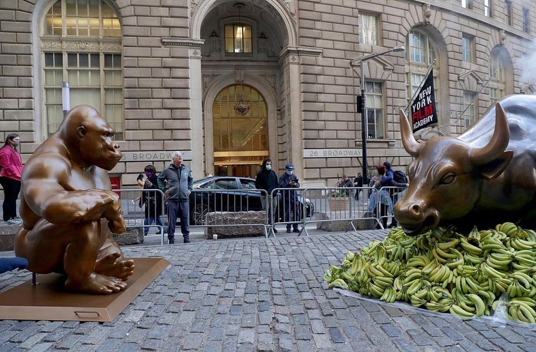 La estatua de un gorila asesinado en el zoológico de Cincinnati en 2016 se enfrenta al Toro de Wall Street