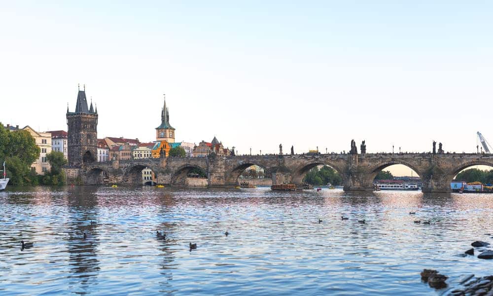 image puente de Carlos La particular historia en el Puente de Carlos en Praga una escultura a la que la buena suerte hace brillar distinto 2