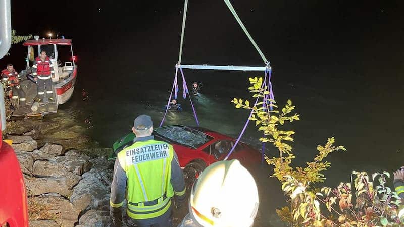 Lamborghini en el lago