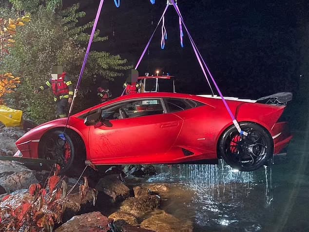 Lamborghini siendo sacado del lago