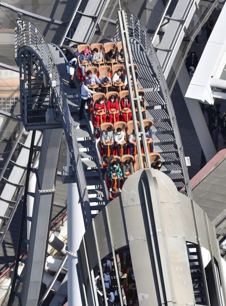 Montaña rusa atascada en Universal Studios Japan