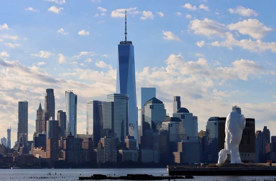 Nueva York: Mujer pidiendo silencio es protagonista de una escultura de 22 metros situada frente a Manhattan