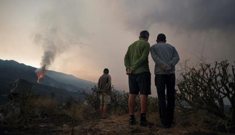 Personas observando el volcán de Cumbre Vieja, La Palma