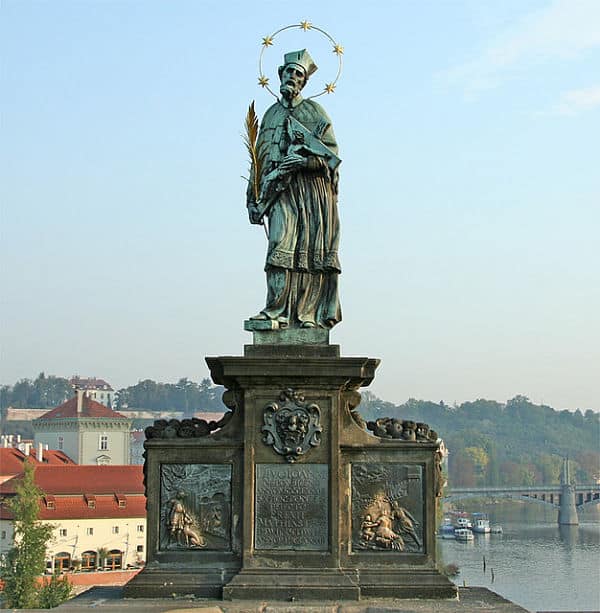 La particular historia en el Puente de Carlos en Praga: una escultura a la que la "buena suerte" hace brillar distinto