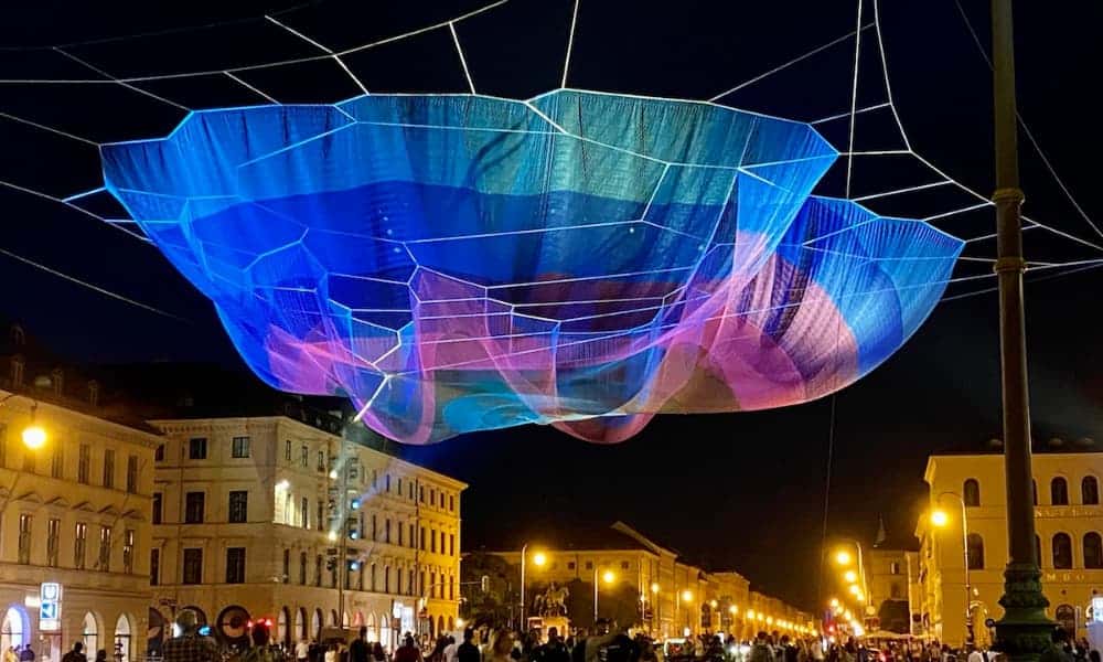 Una impresionante red con más de 360.000 nudos flotó sobre la plaza Odeonsplatz en Múnich