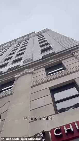 Edificio desde el que cayó un hombre hacia un vehículo