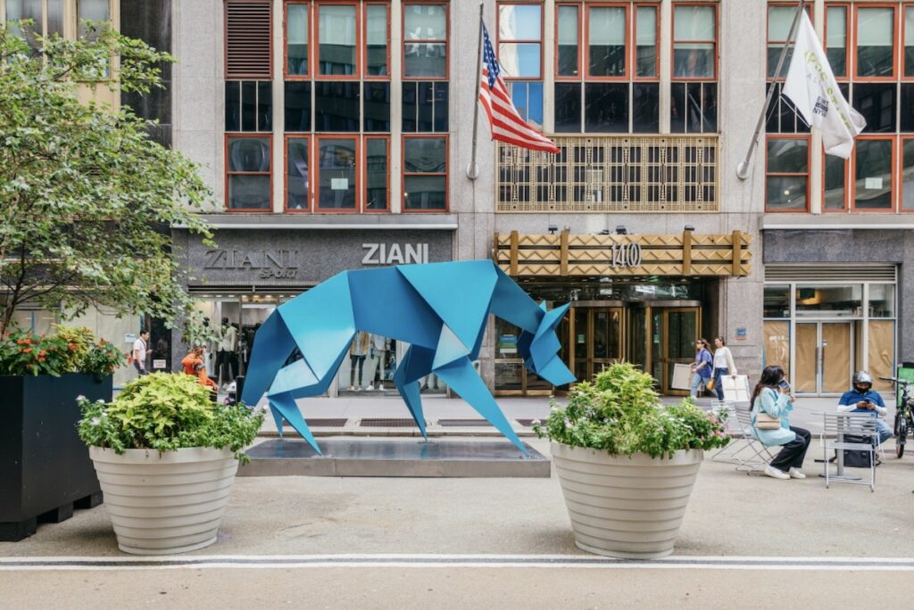 El barrio Garment District de Nueva York se convierte en un zoológico al aire libre con gigantescas esculturas de animales de origami