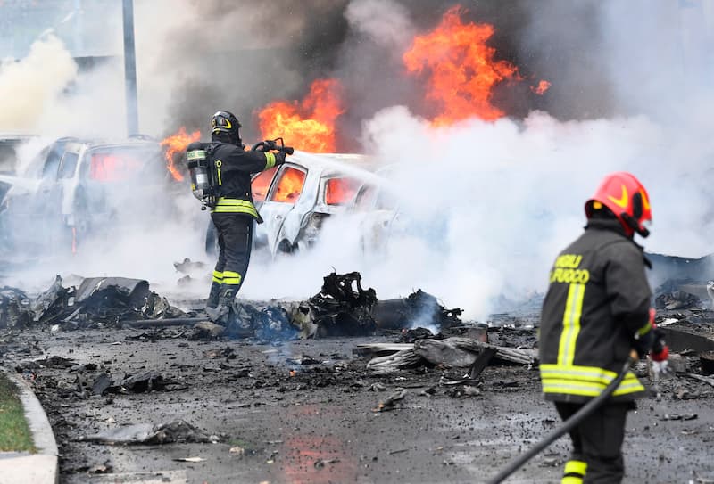 Bomberos trabajando para apagar el incendio