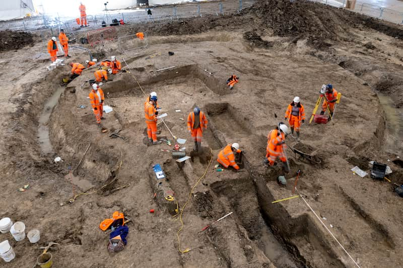 Arqueólogos encuentran estatuas romanas en Inglaterra