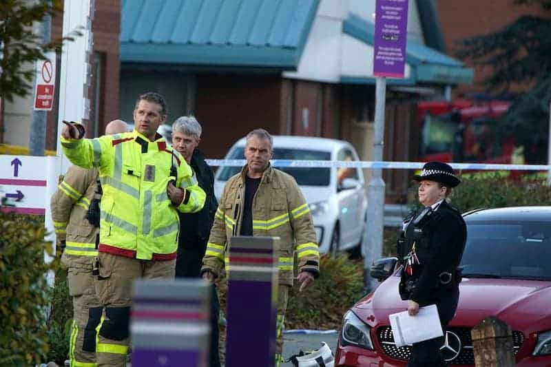 Personal de emergencias fuera del Hospital de Mujeres, luego de la explosión