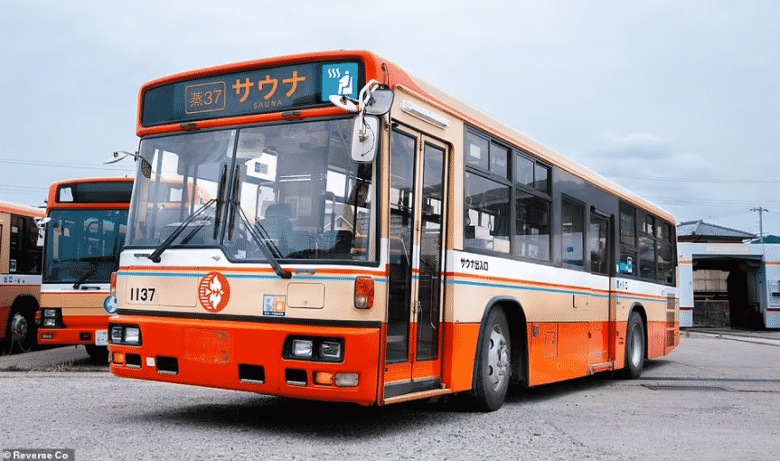 Este autobús de Japón fue transformando en una increíble sauna sobre ruedas