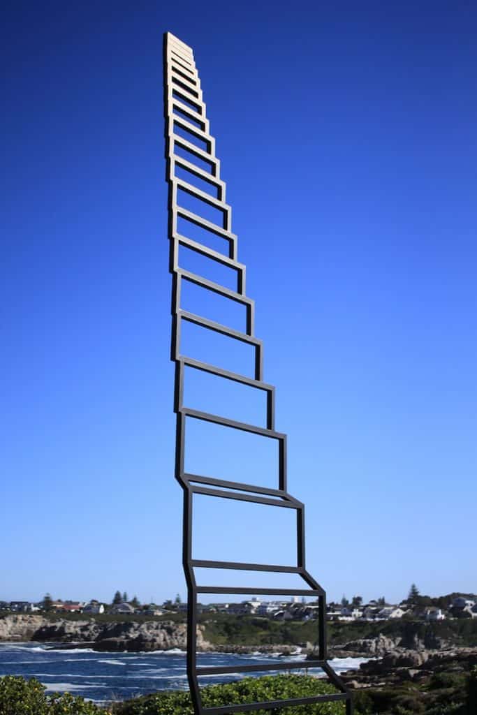 "Escalera al cielo": la escultura creada por un artista sudafricano que presenta una fascinante ilusión óptica